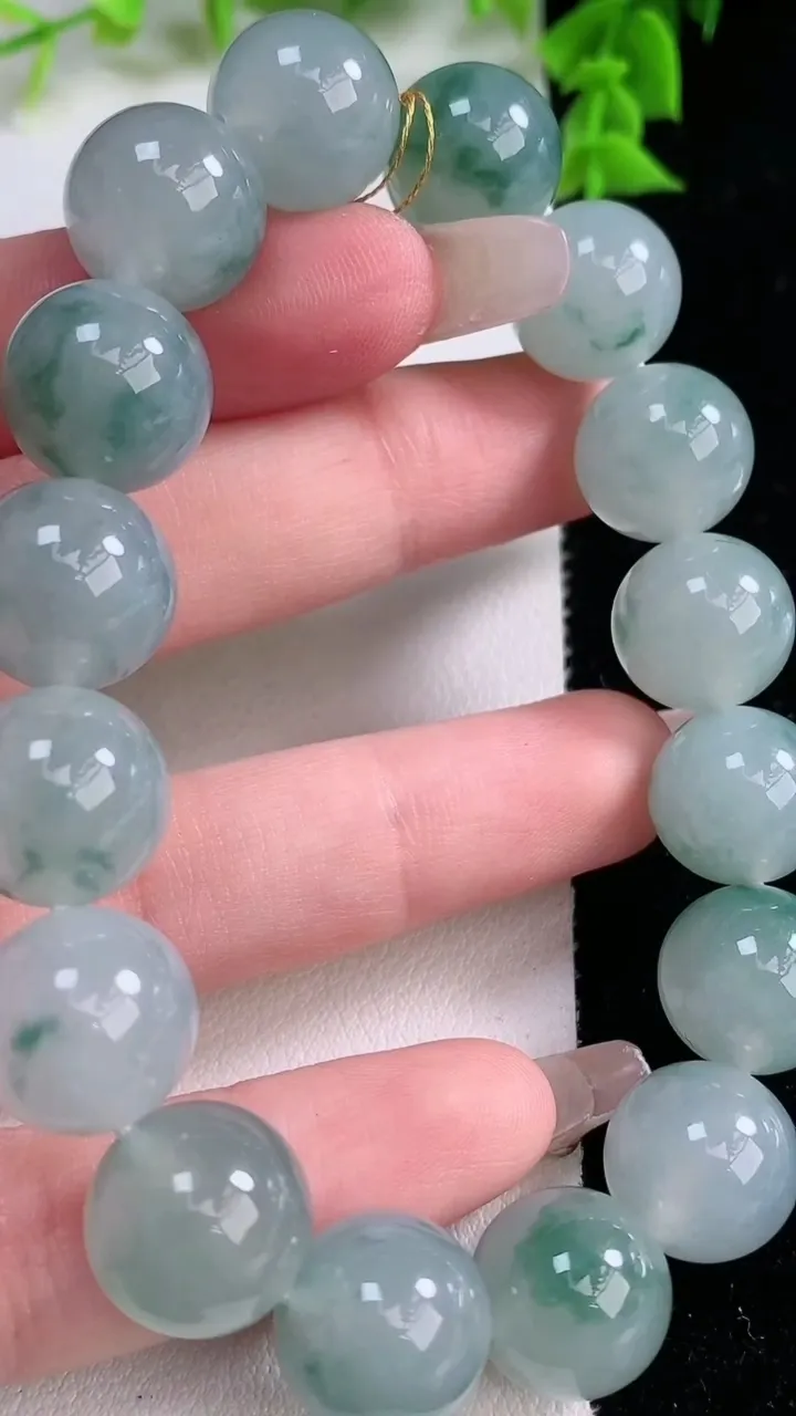 天然A货翡翠种飘花圆珠手串，尺寸12.8-16颗，重量:58.43g1月27日
工厂直销收藏佳品,种