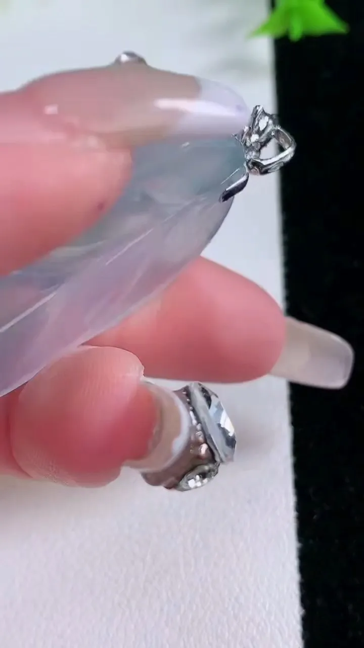 天然A货翡翠种飘花金枝玉叶 叶子吊坠，尺寸43.2-25-5.6，重量:14.42g
1月27日