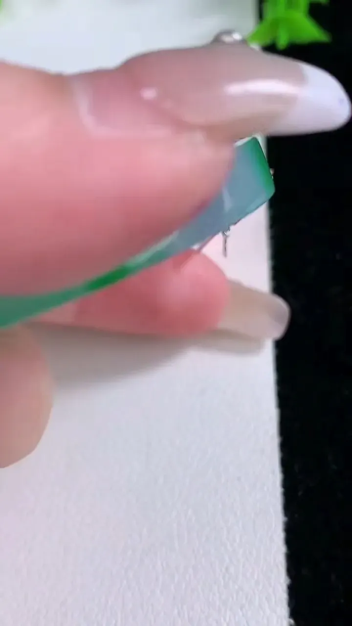 天然A货翡翠无事牌吊坠，尺寸47.8-5.8，重量:38.08g
1月27日