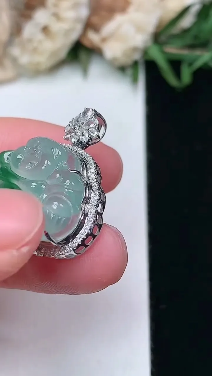 天然A货翡翠佛公吊坠，尺寸25-25-8.5，裸石14.6-23，重量:4.63g
1月27日