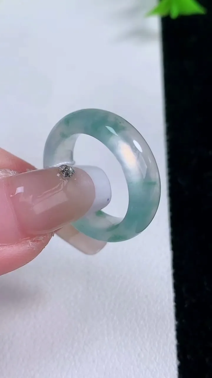 天然A货翡翠种飘花指环戒指，尺寸16.3-5.7-3.3，重量:4.15g2026年1月27日
工厂直销收藏佳品,种好水足，色泽均匀，有种有色，上手高大气！