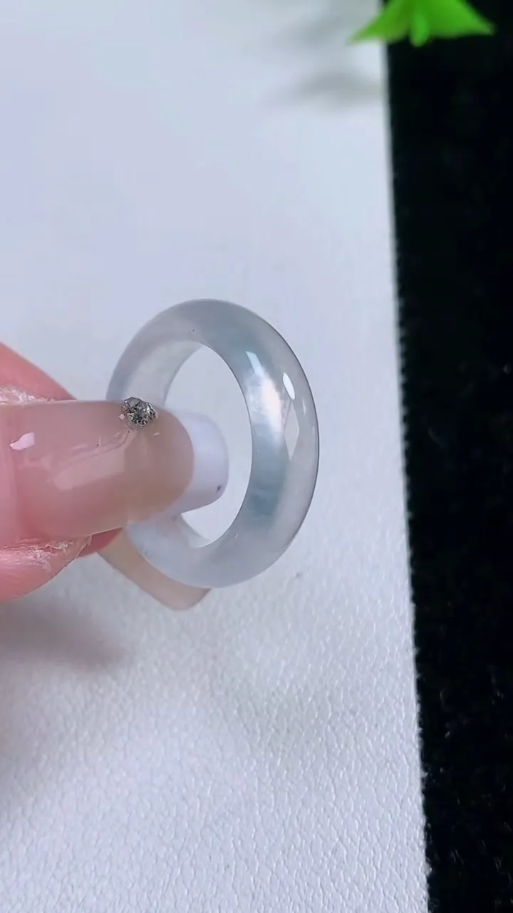 天然A货翡翠种白冰指环戒指，尺寸15.8-5.4-3.2，重量:3.42g2026年1月27日
工厂直销收藏佳品,种好水足，色泽均匀，有种有色，上手高大气！