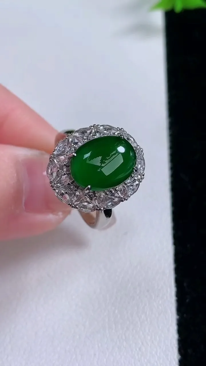 天然A货翡翠蛋面戒指，尺寸17.8-11.6-8.2-8.8，重量:3.88g2026年1月27日
