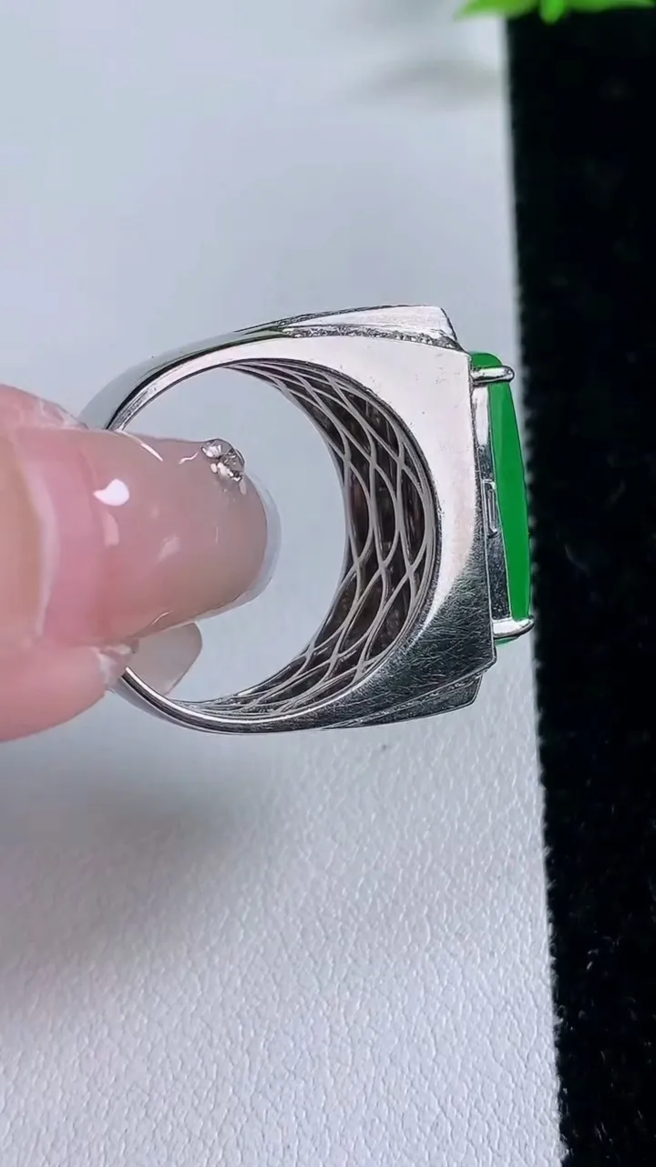 天然A货翡翠马鞍戒指，尺寸20-18-8-8.3，重量:11.51g2026年1月27日
工厂直销收藏佳品,种好水足，色泽均匀，有种有色，上手高大气！