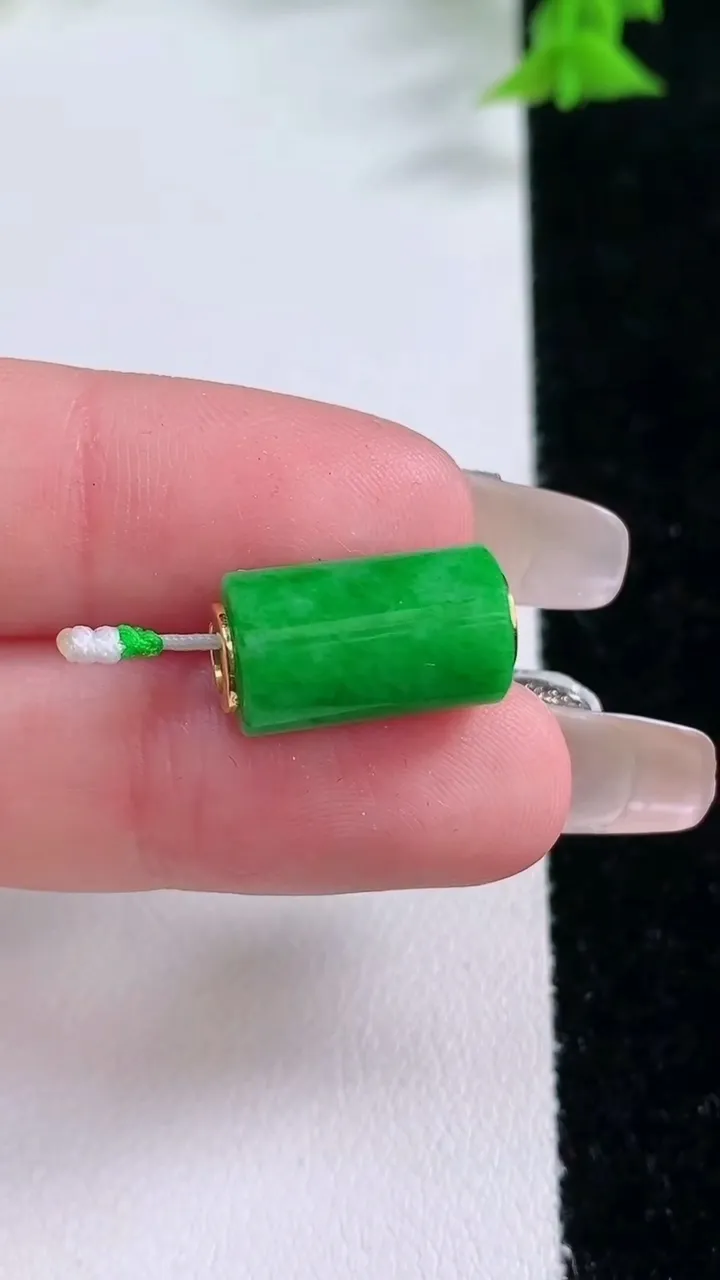 天然A货翡翠路路通吊坠，尺寸16-8.7，重量:2.98g
1月27日