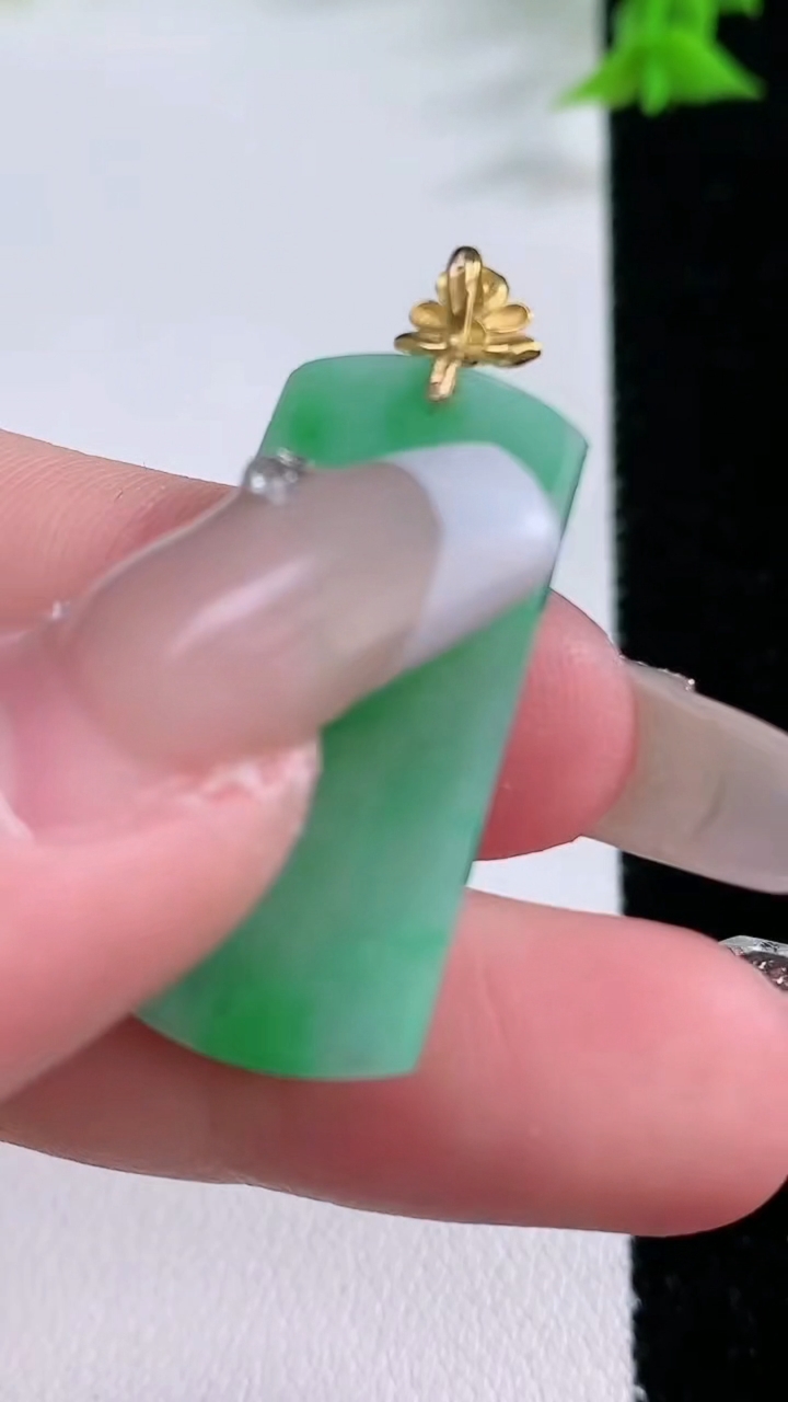 天然A货翡翠无事牌吊坠，尺寸29.8-15.8-4，重量:4.74g
1月27日