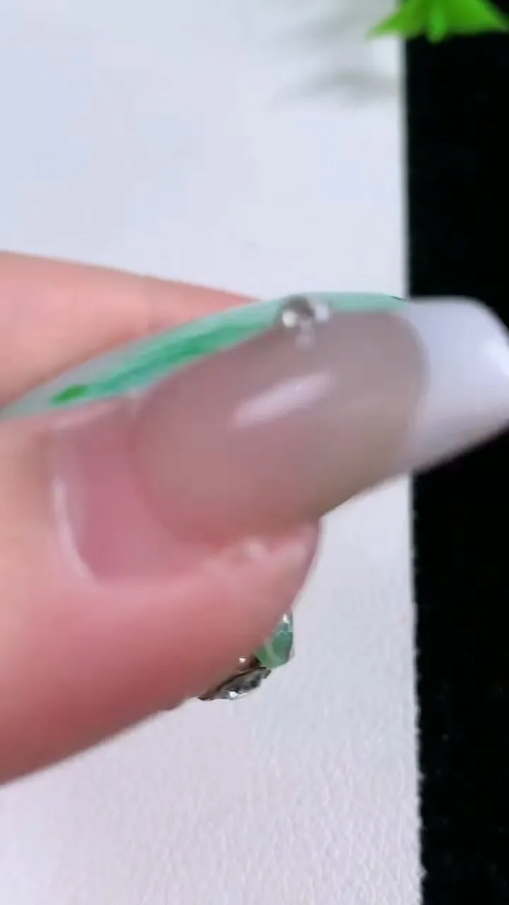 天然A货翡翠平安扣吊坠，尺寸40-6.4，重量:23.00g
1月27日