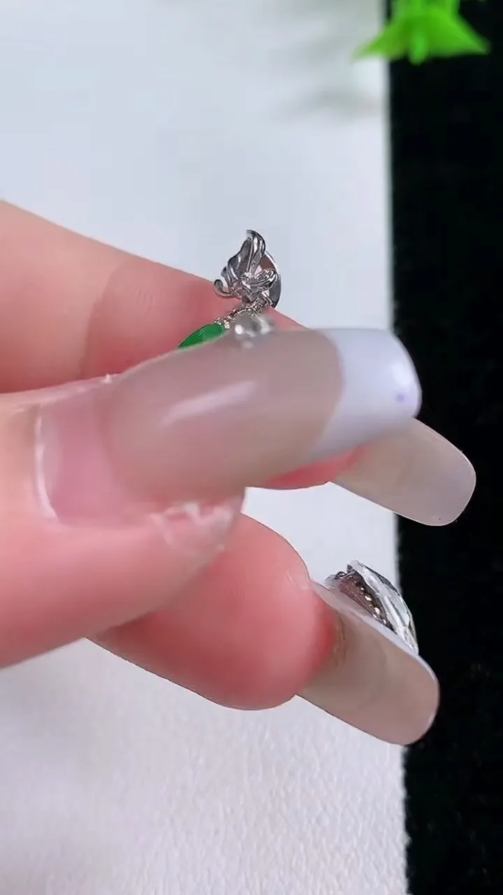 天然A货翡翠福豆吊坠，尺寸28.3-10.2-5.8，裸石18.3-7.8重量:1.84g
1月27