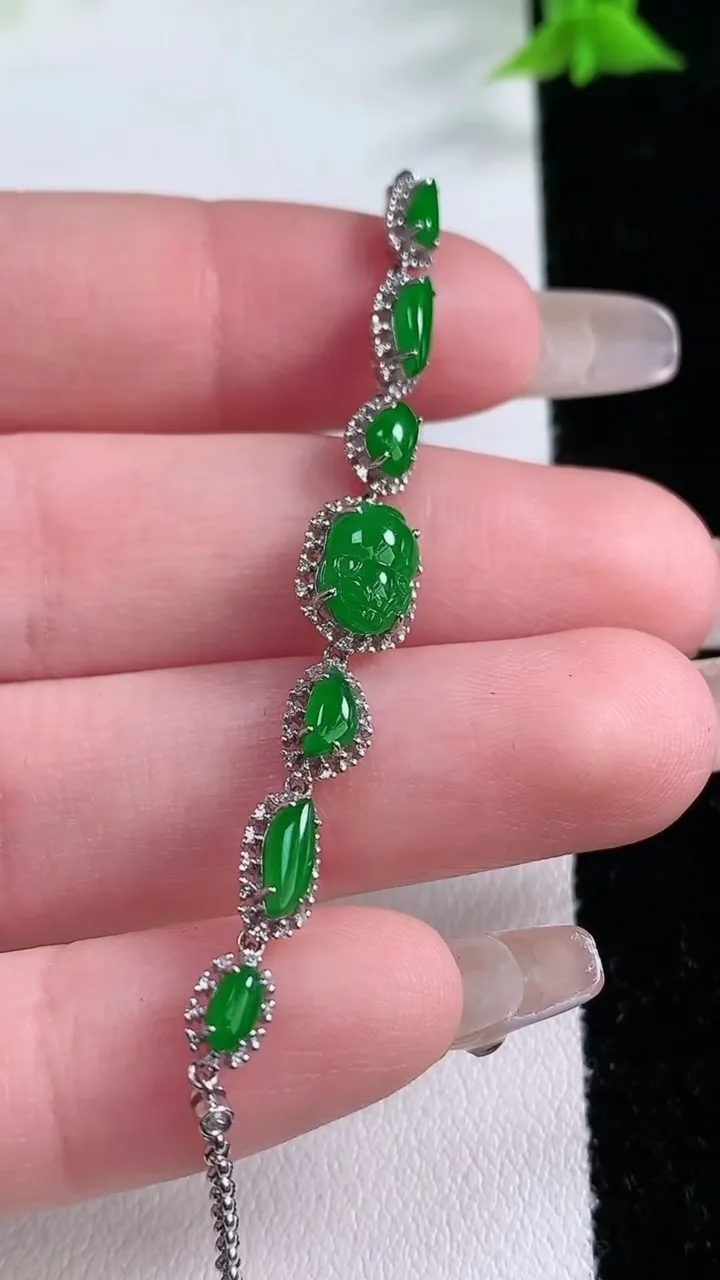 天然A货翡翠随形手链，尺寸8.4-5.7，重量:3.54g
1月27日