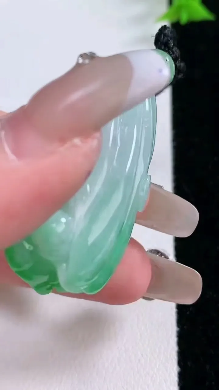 天然A货翡翠莲蓬吊坠，尺寸35.6-17-14.5，重量:20.54g
1月27日