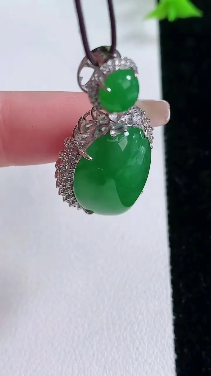天然A货翡翠蛋面吊坠，尺寸36.7-20-10.4，裸石20.3-15.5重量:9.23g
1月27日