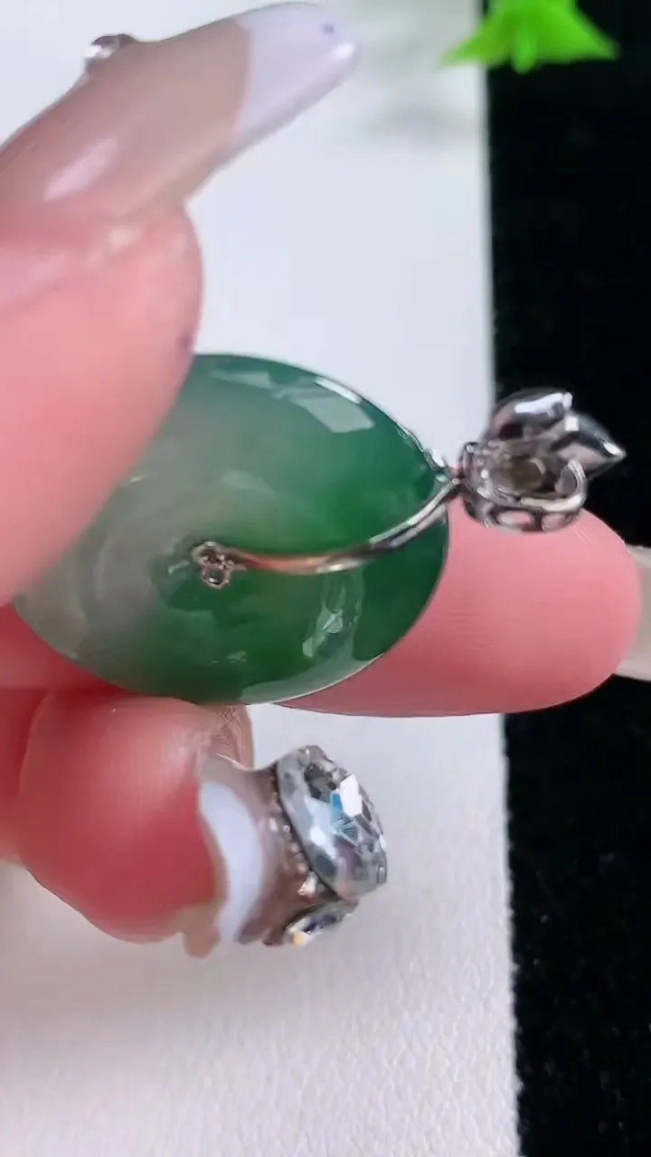 天然A货翡翠平安扣吊坠，尺寸23-5.5，重量:7.10g
1月27日