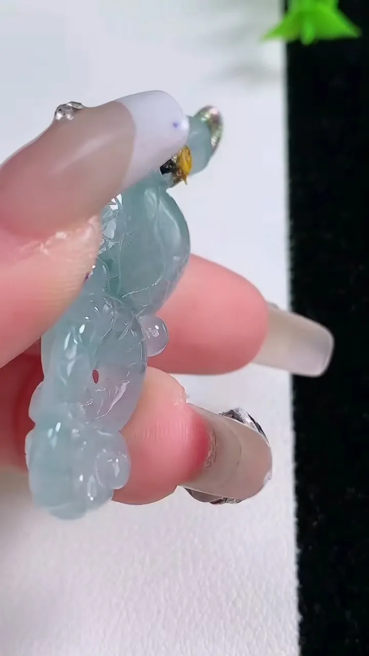 天然A货翡翠冰种飘花生肖蛇吊坠，尺寸39-15-10.7，重量:9.85g
1月27日