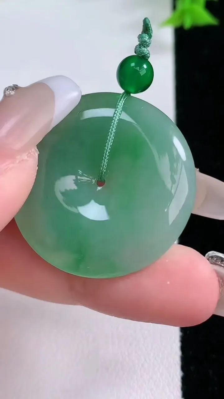 天然A货翡翠平安扣吊坠，尺寸31-5.4，重量:11.89g
1月27日