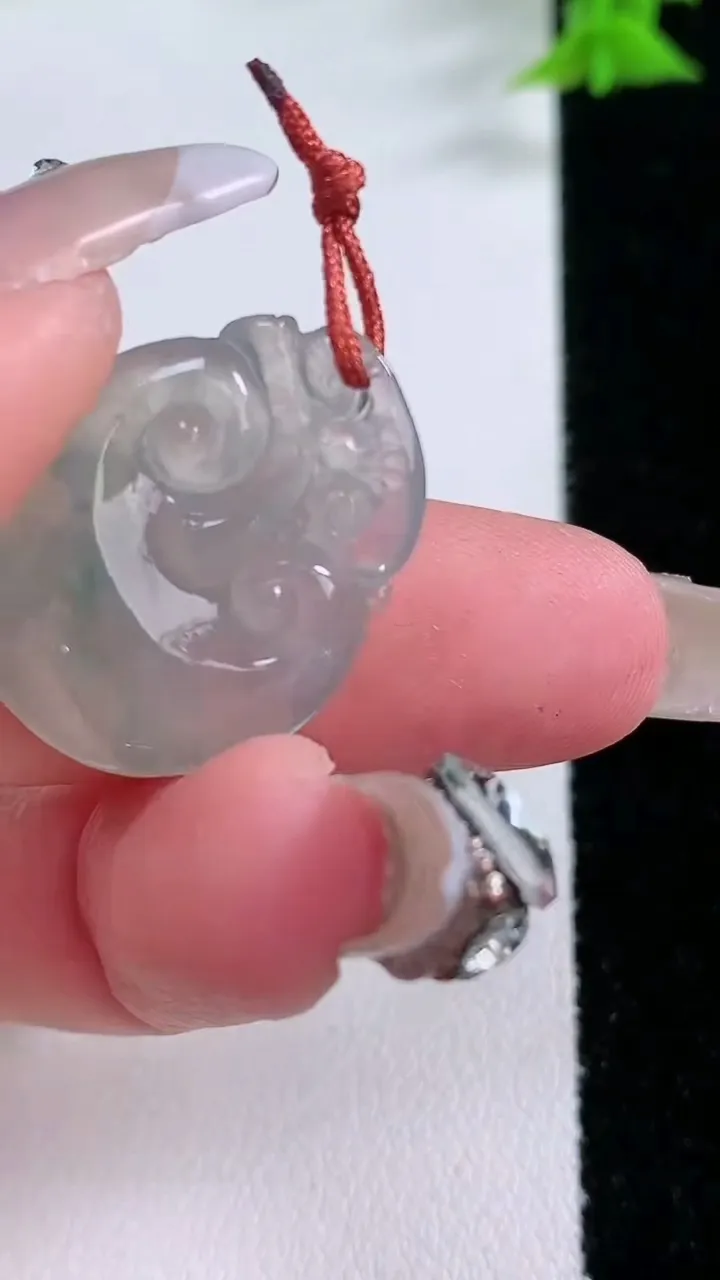 天然A货翡翠冰种飘花如意头吊坠，尺寸24.3-19.6-5.8，重量:4.60g
1月27日