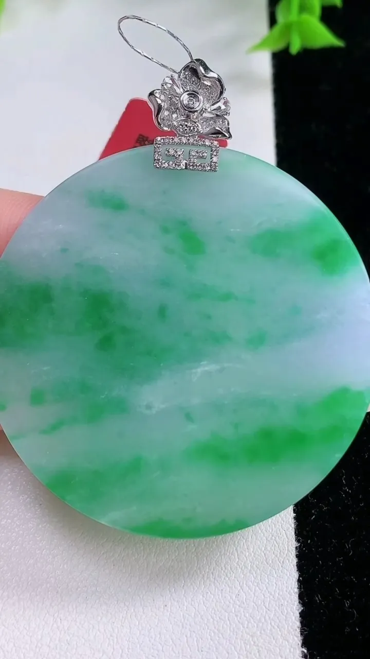 天然A货翡翠无事牌吊坠，尺寸47.8-5.8，重量:38.08g
1月27日