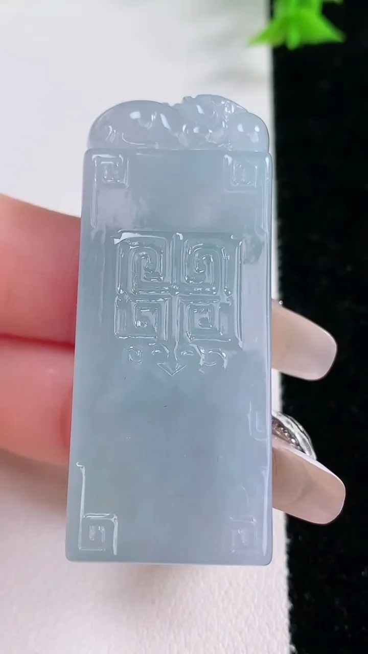 天然A货翡翠仿古无事牌吊坠，尺寸50.3-20.2-8.3，重量:30.00g
1月27日