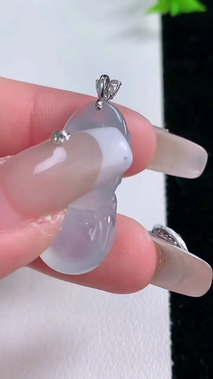 天然A货翡翠种白冰宝宝佛吊坠，尺寸27.8-11.8-7.2，重量:5.14g
1月27日