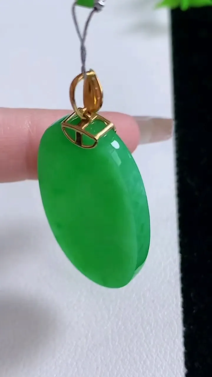 天然A货翡翠无事牌吊坠，尺寸37-21.4-3.3，重量:8.36g
1月27日