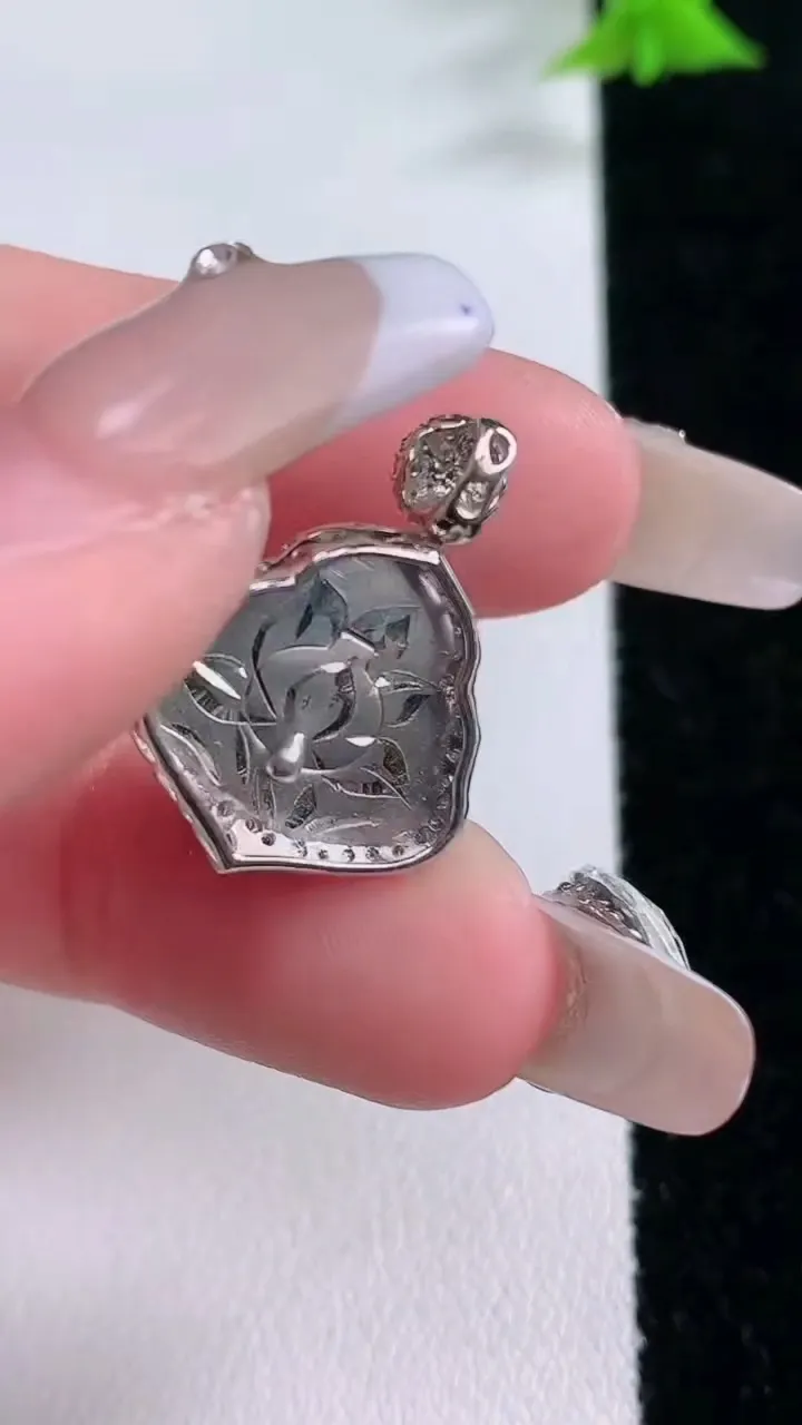 天然A货翡翠种飘花佛公吊坠，尺寸22.3-16.8-8，裸石12-14.6重量:3.51g
1月27日