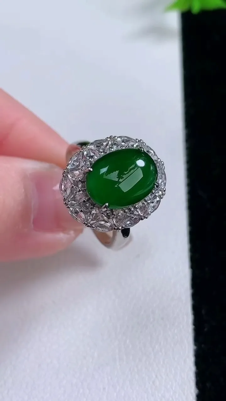 天然A货翡翠蛋面戒指，尺寸17.8-11.6-8.2-8.8，重量:3.88g2026年1月27日
