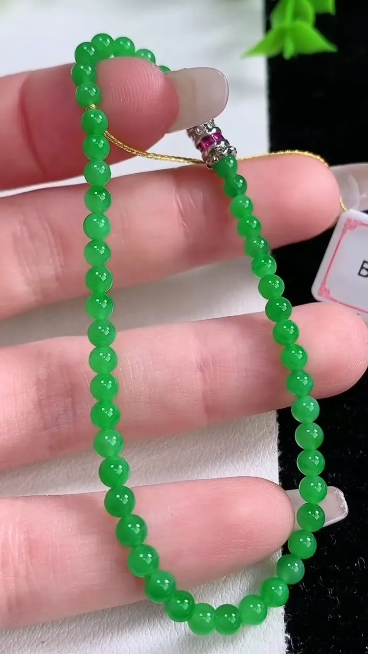 天然A货翡翠小米珠手串，尺寸3.3-49颗，重量:4.44g1月27日
工厂直销收藏佳品,种好水足，色泽均匀，有种有色，上手高大气！