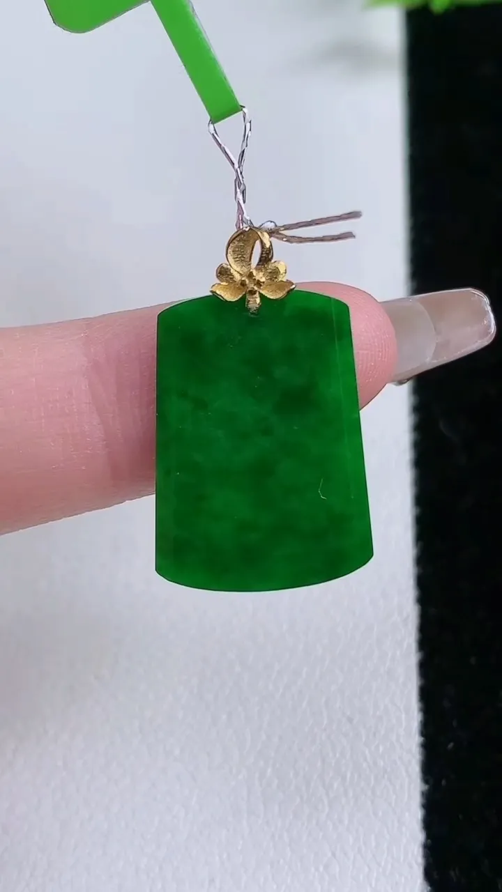 天然A货翡翠无事牌吊坠，尺寸20-14.6-1.4，重量:1.70g
1月27日