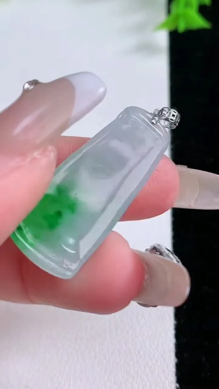 天然A货翡翠节节高升 竹节吊坠，尺寸31-13.7-3.8，重量:3.72g
1月27日