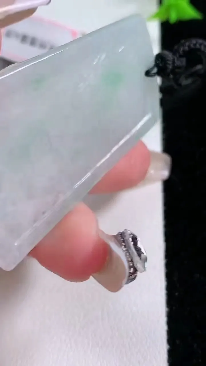 天然A货翡翠龙牌吊坠，尺寸52.5-30.3-5.3，重量:18.98g
1月27日