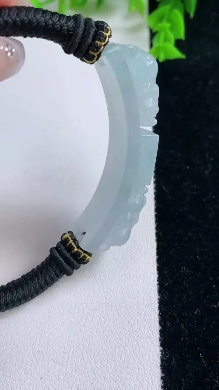 天然A货翡翠貔貅手牌，尺寸52-12.2-10.4，重量:30.20g
1月27日