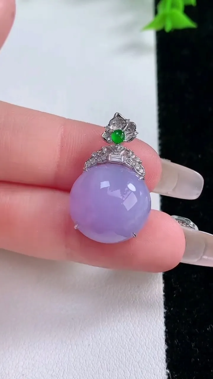 天然A货翡翠18K金紫罗兰蛋面吊坠，尺寸25.8-15-16.2-9.5，重量:5.13g
1月27