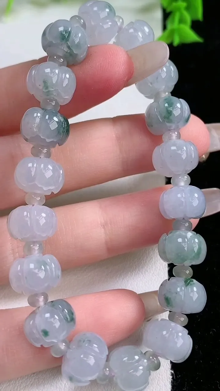 天然A货翡翠飘花莲花手串，尺寸10.4-7.8-18颗，重量:27.31g1月27日
工厂直销收藏佳