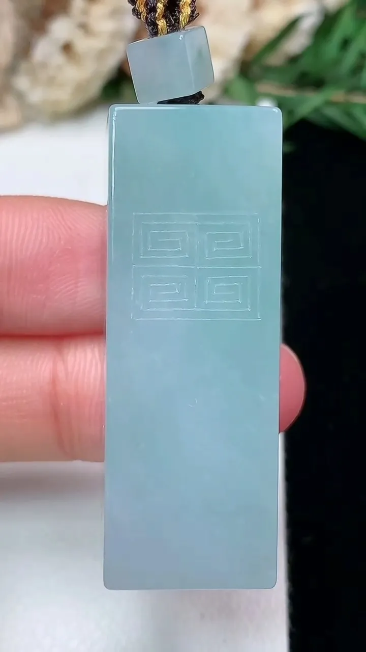 天然A货翡翠仿古无事牌吊坠，尺寸42-15.2-12.3，重量:27.16g
1月27日