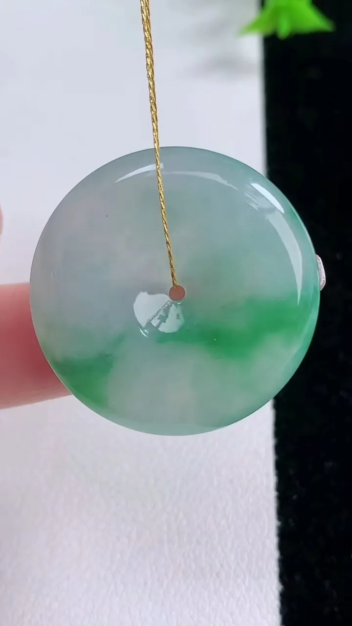 天然A货翡翠平安扣吊坠，尺寸29-5，重量:9.24g
1月27日