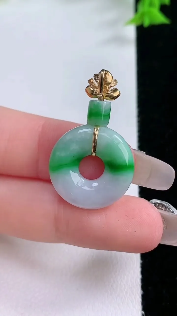 天然A货翡翠平安环吊坠，尺寸19-4.4，重量:3.97g
1月27日