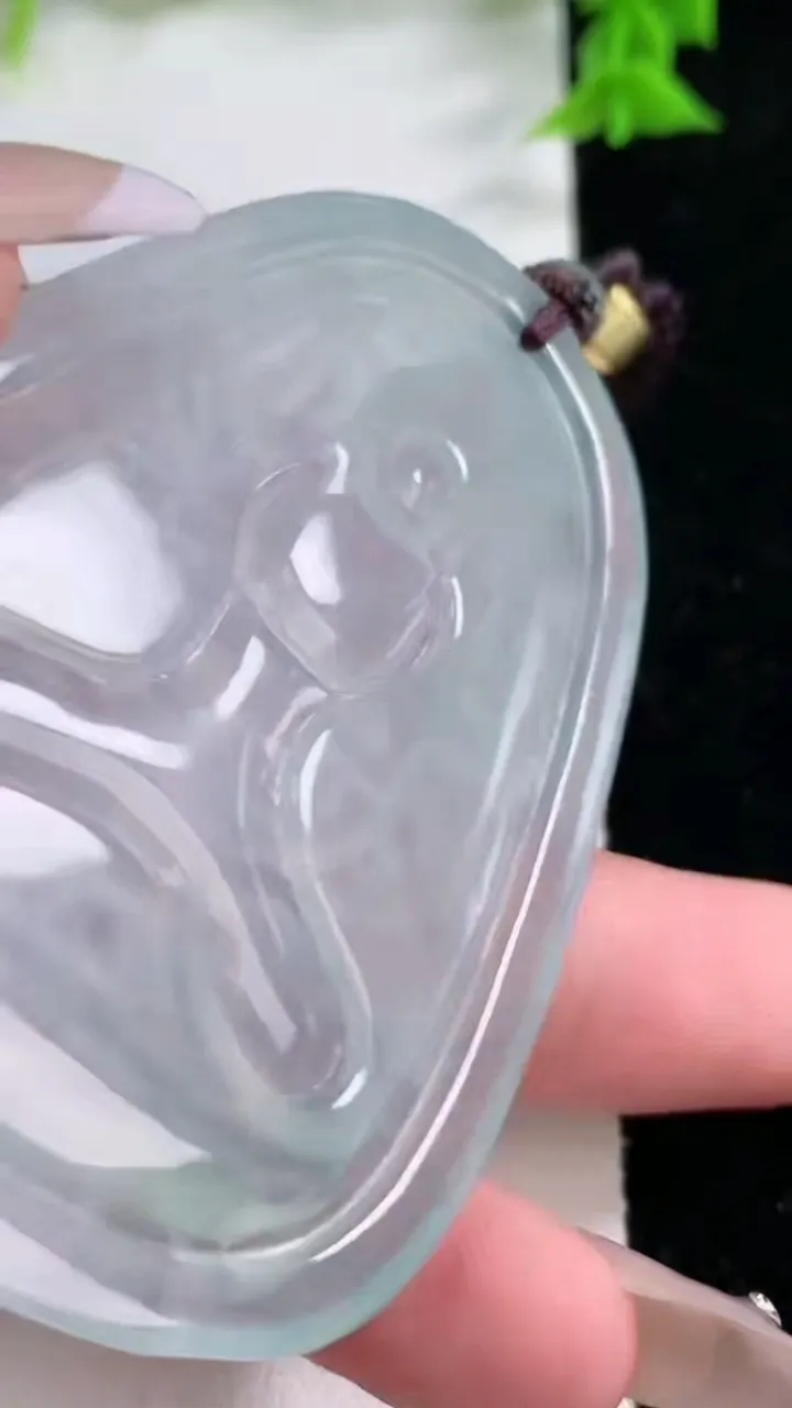 天然A货翡翠种白冰千手观音吊坠，尺寸69-46-5.7，重量:38.15g
1月27日