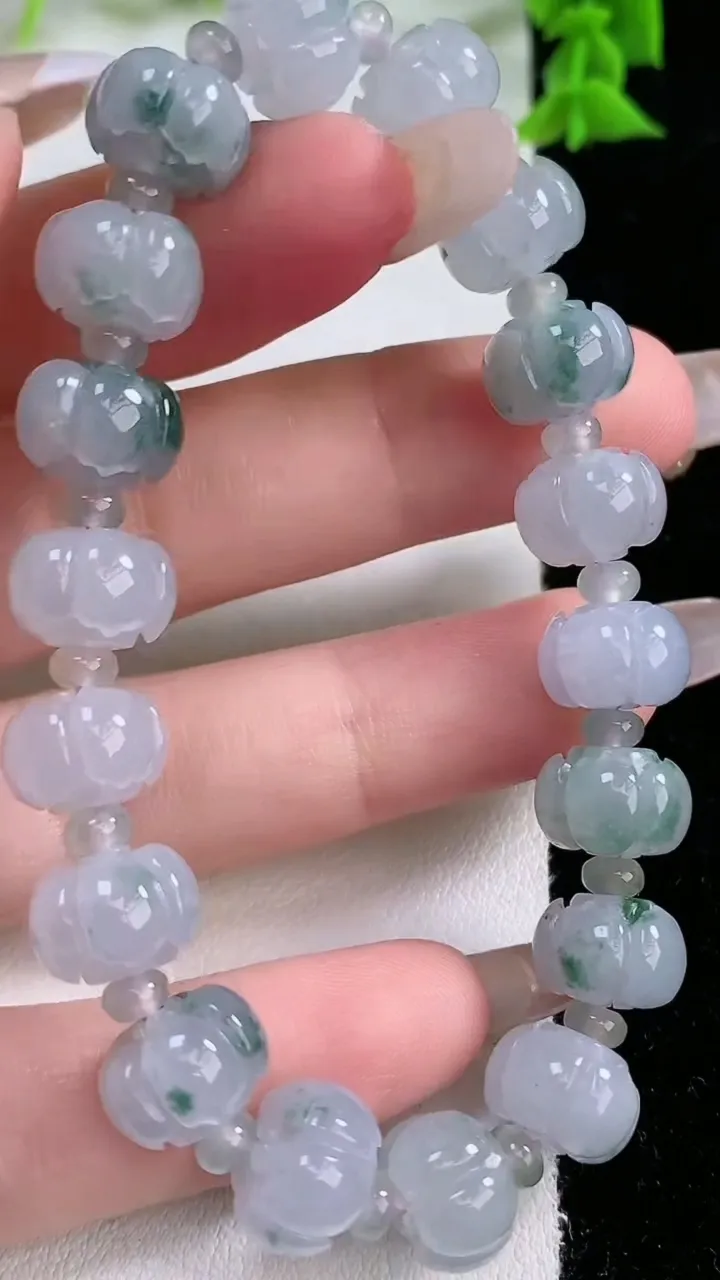 天然A货翡翠飘花莲花手串，尺寸10.4-7.8-18颗，重量:27.31g1月27日
工厂直销收藏佳