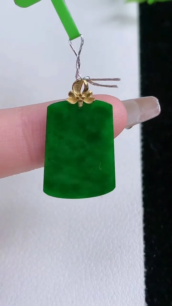 天然A货翡翠无事牌吊坠，尺寸20-14.6-1.4，重量:1.70g
1月27日