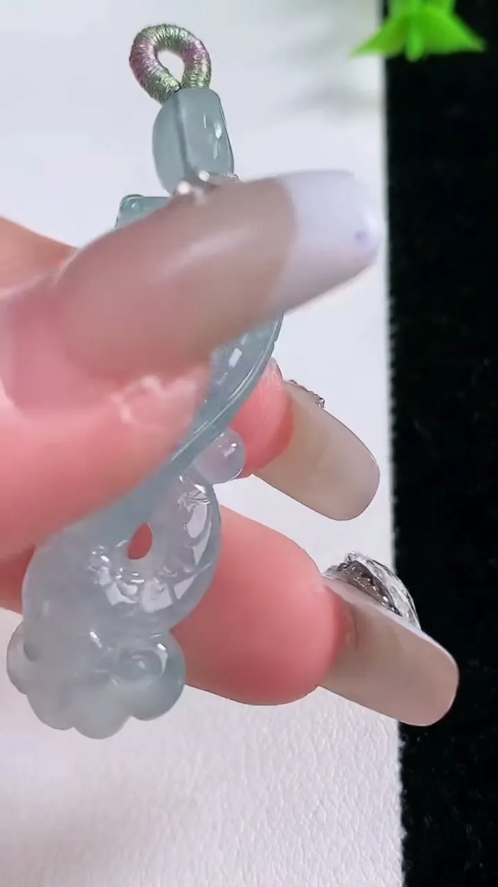 天然A货翡翠冰种飘花生肖蛇吊坠，尺寸39-15-10.7，重量:9.85g
1月27日