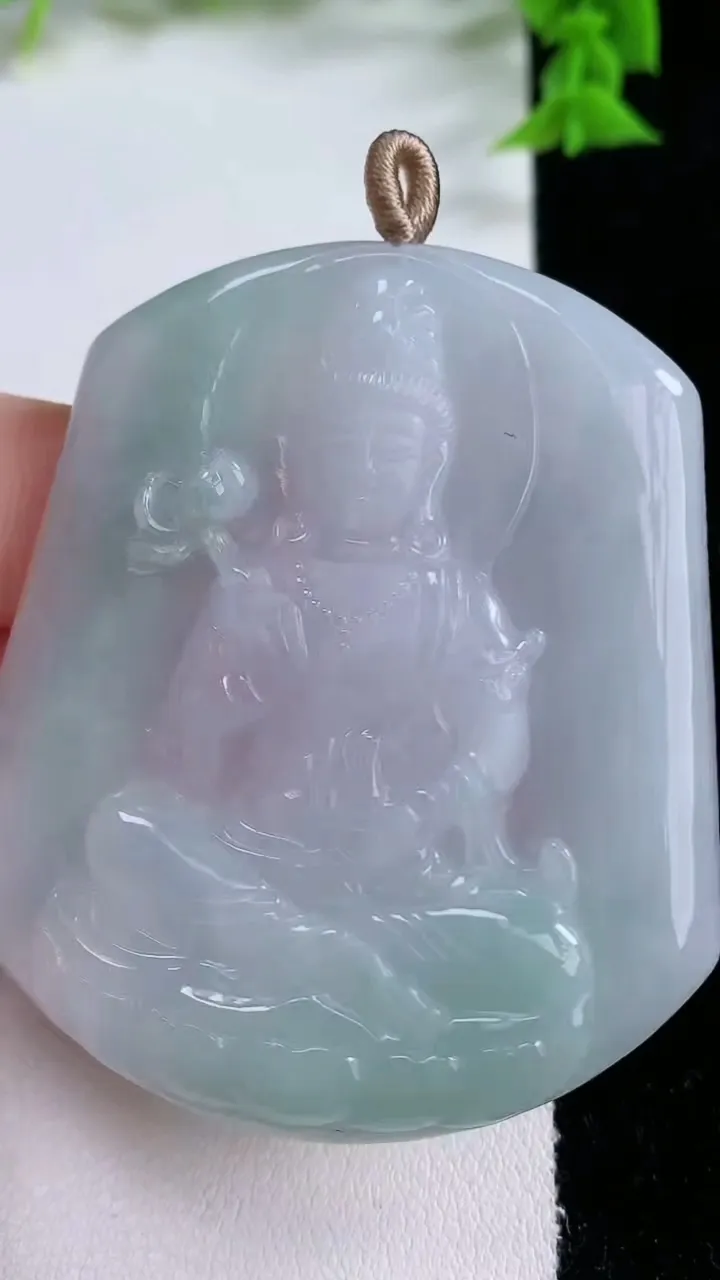 天然A货翡翠大势至菩萨吊坠，尺寸56.4-48.4-5.3，重量:29.60g
1月27日