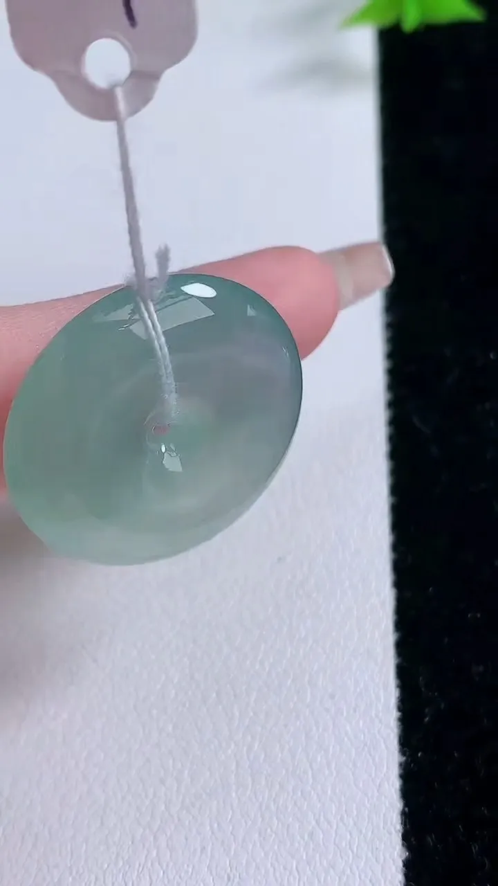 天然A货翡翠平安扣吊坠，尺寸25.4-6，重量:8.08g
1月27日