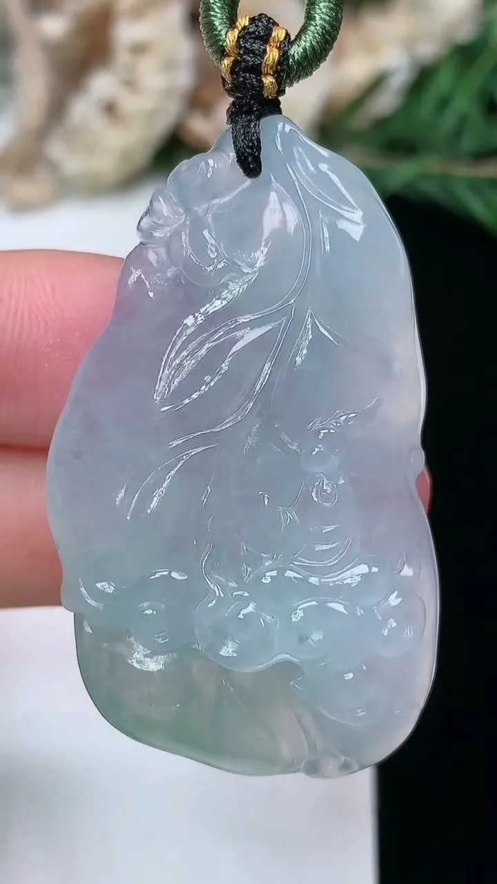 天然A货翡翠无相观音吊坠，尺寸42.9-25-9.2，重量:16.99g
1月27日