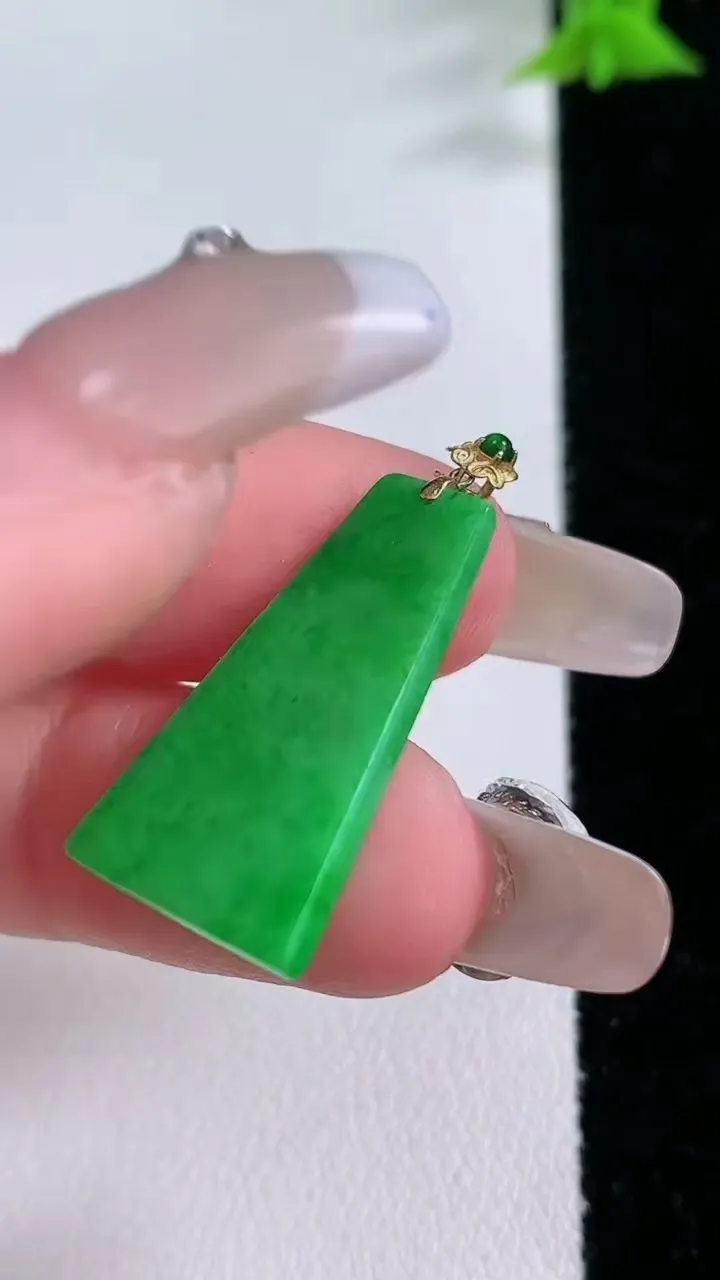 天然A货翡翠无事牌吊坠，尺寸25.2-13.6-2，重量:2.00g
1月27日