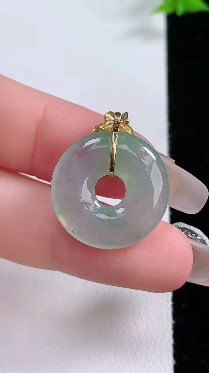 天然A货翡翠平安环吊坠，尺寸20-3.4，重量:2.94g
1月27日
