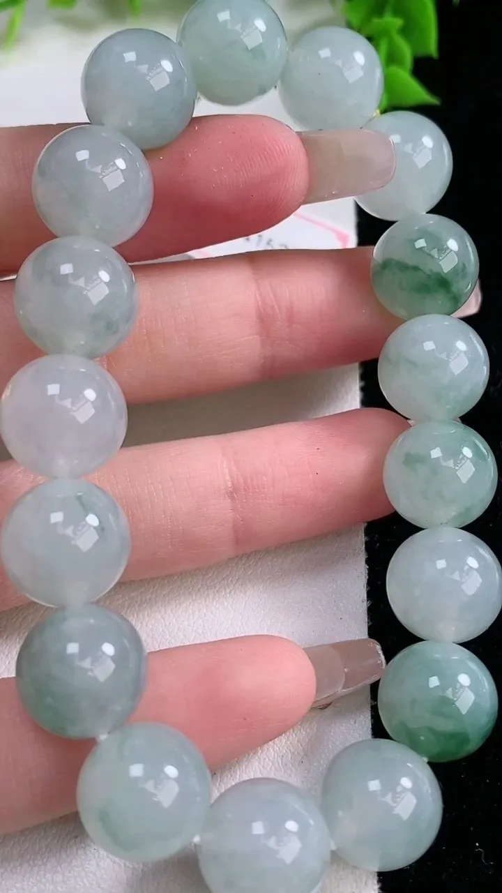天然A货翡翠飘花圆珠手串，尺寸11.8-17颗，重量:52.33g1月27日
工厂直销收藏佳品,种好