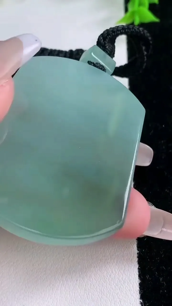 天然A货翡翠无事牌吊坠，尺寸52.7-41.3-5.8，重量:41.36g
1月27日