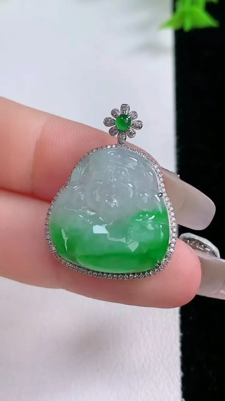 天然A货翡翠财神爷吊坠，尺寸28.5-21.6-7.7，裸石19.8-19重量:4.73g
1月27