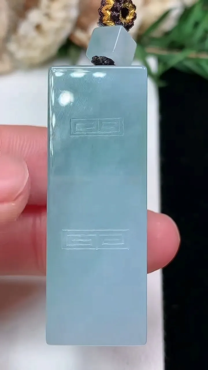 天然A货翡翠仿古无事牌吊坠，尺寸42-15.2-12.3，重量:27.16g
1月27日