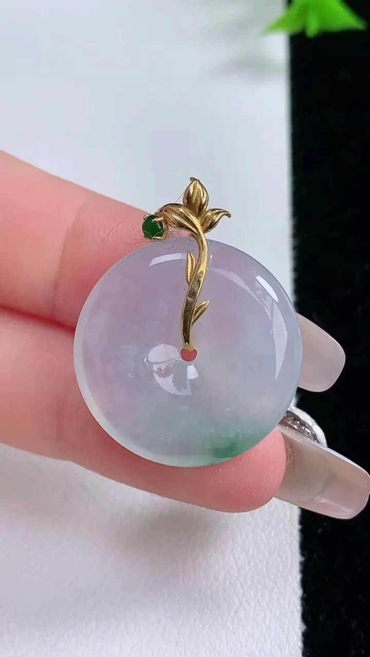 天然A货翡翠种飘花平安扣吊坠，尺寸23.4-4.5，重量:5.68g
1月27日