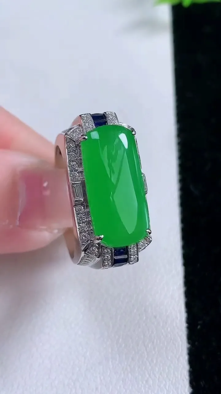 天然A货翡翠马鞍戒指，尺寸20-18-8-8.3，重量:11.51g2026年1月27日
工厂直销收藏佳品,种好水足，色泽均匀，有种有色，上手高大气！